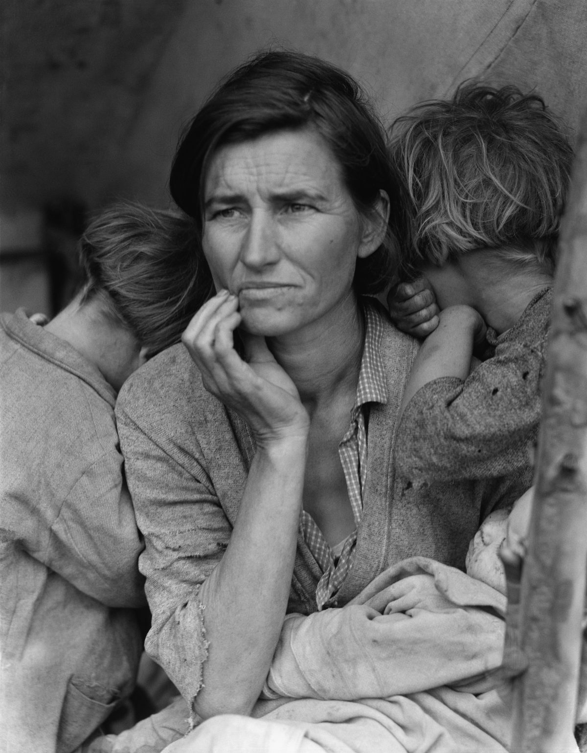Fotografie Dorothey Lange z 24. října 1929, kdy se USA rozhostila panika kvůli náhlému kolapsu na burze. Ten den vešel do dějin jako Černý pátek a předznamenal globální ekonomický kolaps. Foto Public Domain Image By Dorothea Lange